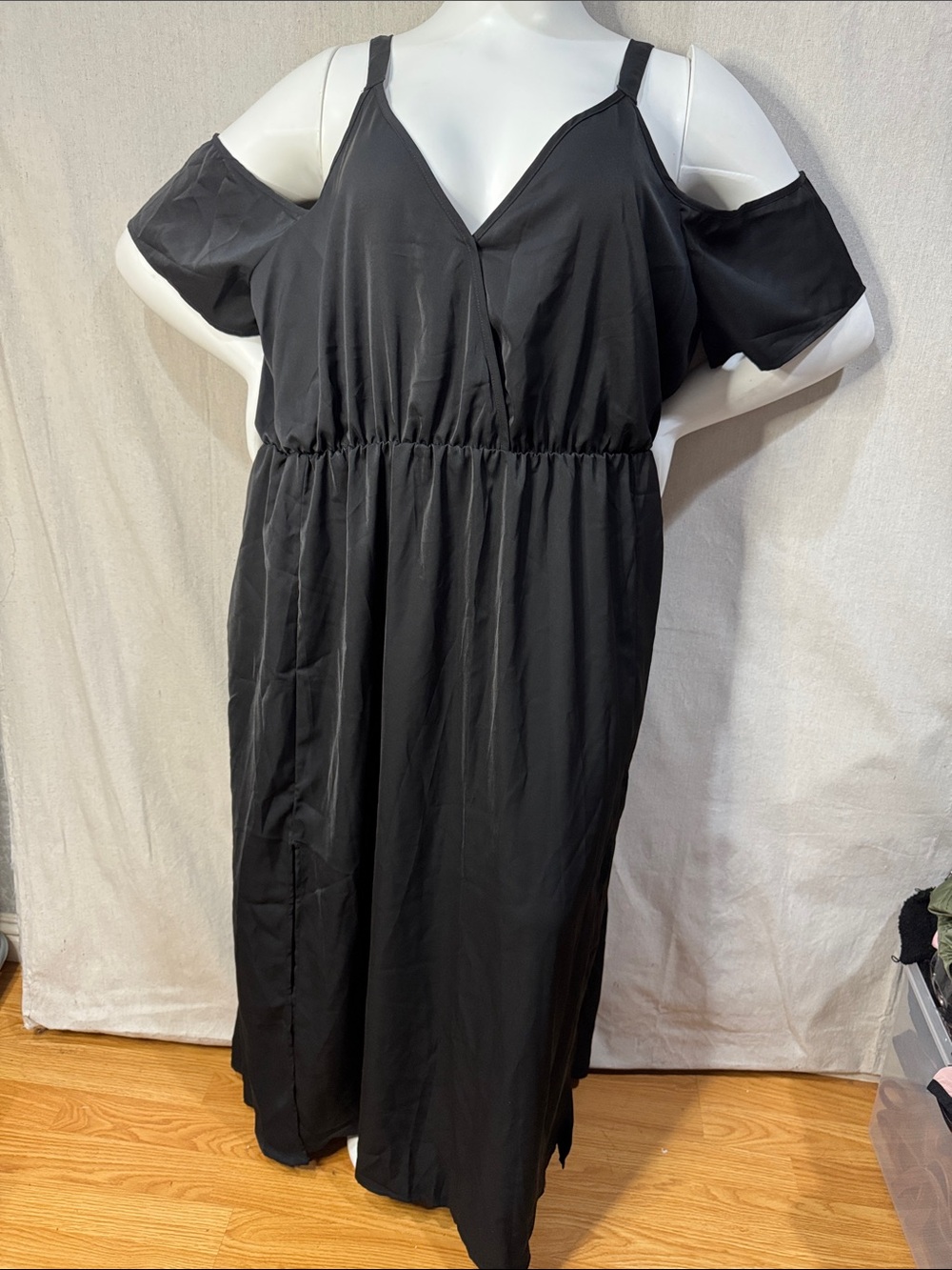Black Cold-Shoulder V-Neck Maxi Dress Bloomchic size 22 and